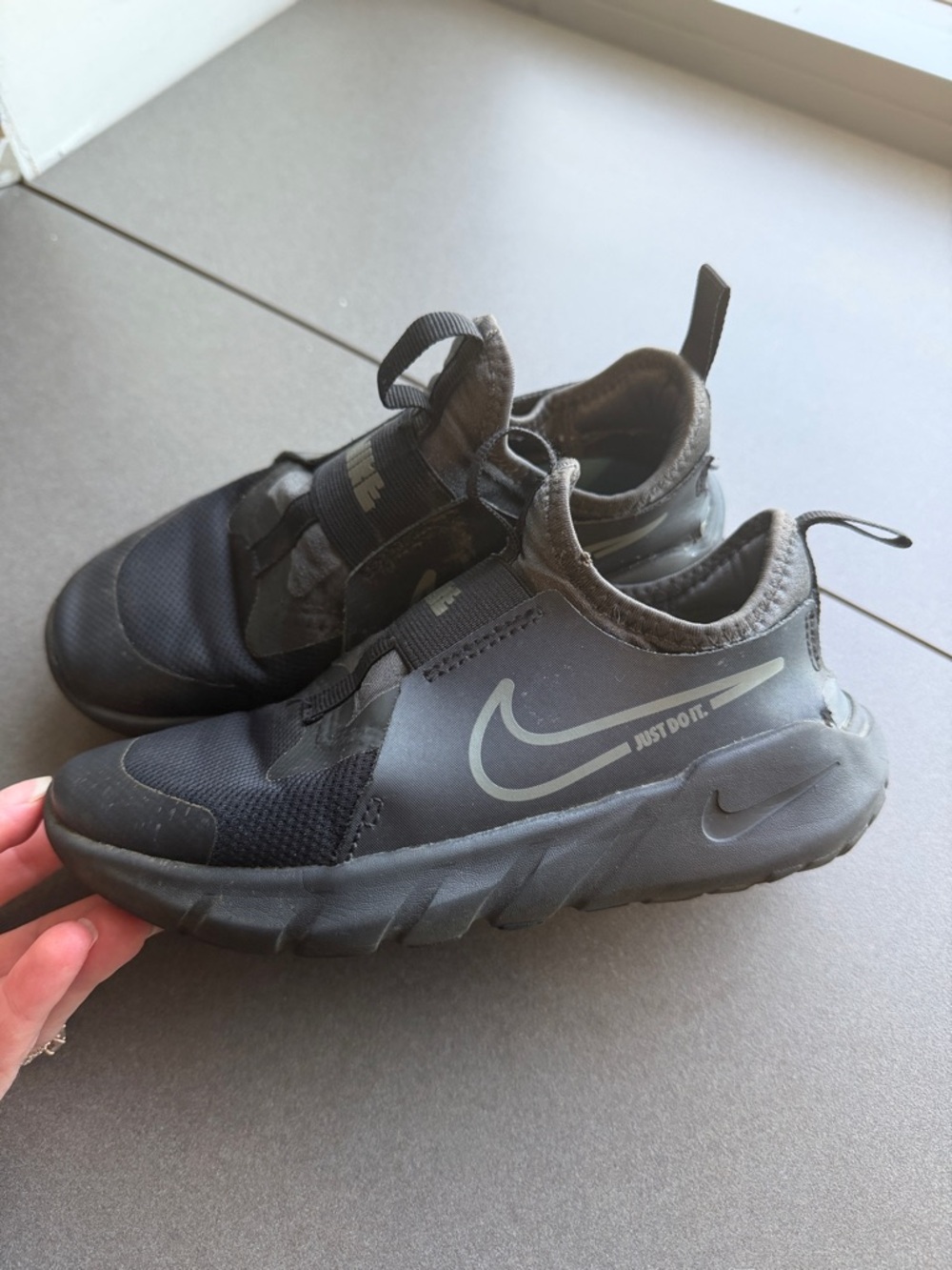 Kids Nike Flex Runner 2 sneakers in black